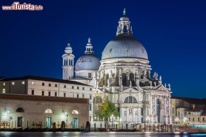 Immagine Le due cupole barocche della Basilica Santa Maria della Salute a Venezia - © NAS CRETIVES / Shutterstock.com