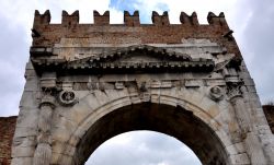 Particolare dell'Arco di Augusto (Lato meridionale) di Rimini