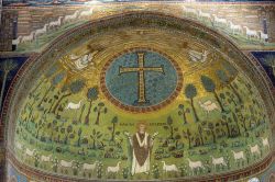 Mosaico bizantino del Buon Pastore nell'abside della Basilica di Sant'Apollinare in Classe a Ravenna - © Claudio Giovanni Colombo / Shutterstock.com 