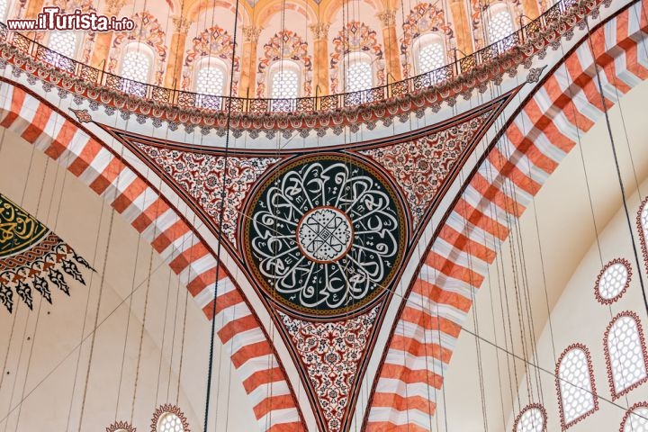 Immagine Dettaglio delle ricche decorazioni che si trovano all'interno della moschea del Solimano il Magnifico di Istanbul, la più grande città della Turchia - © saiko3p / Shutterstock.com