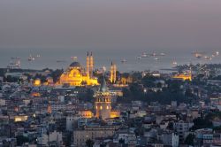 Istanbul by night: la Torre di Galata in primo piano, la moschea di Suleymaniye camii (Solimano il Magnifico) più indietro - © Mehmet Cetin
/ Shutterstock.com