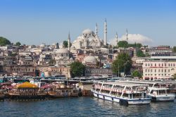 Traghetti sul Corno d'oro, in alto la moschea di Solimano il Magnifico, la più grande di tutta Istanbul  - © saiko3p / Shutterstock.com 