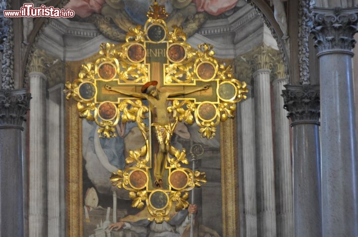 Immagine Crocifisso ligneo del '400: si trova nella zona dell'Altare Maggiore, sotto il Ciborio di San Petronio a Bologna