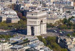 L'Arco di Trionfo visto dalla Torre Eiffel, Parigi - A commissionarlo nel 1806 fu Napoleone Bonaparte e a progettarlo Jean Chalgrin. Considerato uno dei monumenti simbolo di Parigi, l'Arco ...