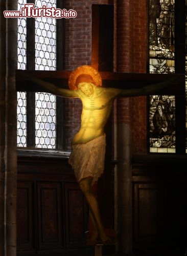 Immagine Crocifisso in legno Chiesa di Santa Maria dei Frari a Venezia - © Gijs van Ouwerkerk/ Shutterstock.com