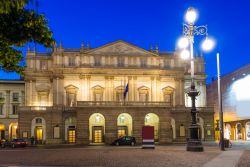 La Scala di Milano: il teatro fotografato di notte - © Catarina Belova / Shutterstock.com