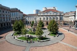 Piazza alla Scala e dullo sfondo il famso Teatro di Milano - © Moreno Soppelsa / Shutterstock.com