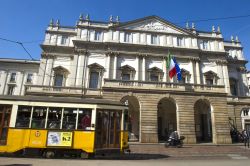 Tram d'epoca davanti al Teatro alla Scala di Milano - © Paolo Bona / Shutterstock.com 