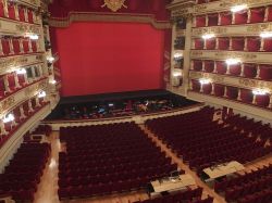 Milano, il Teatro alla Scala: fotografia dell'interno  senza il pubblico - © Palickap - CC BY-SA 4.0 - Wikimedia Commons.