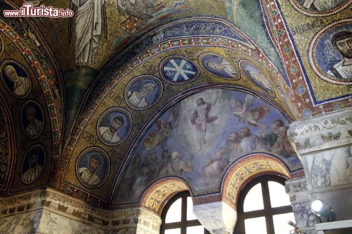 Immagine Lunetta di sinistra, con affresco e mosaici all'interno della Cappella Arcivescovile di Ravenna - © Incola - CC BY-SA 4.0 - Wikimedia Commons.