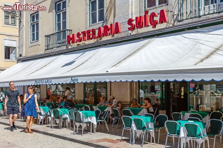 Immagine Pastelaria Suica: ci troviamo nel cuore urbano di Lisbona, nella Piazza Dom Pedro IV - © StockPhotosArt / Shutterstock.com