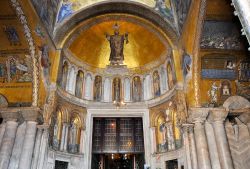 Arte a Venezia: il sontuoso interno della Basilica ...