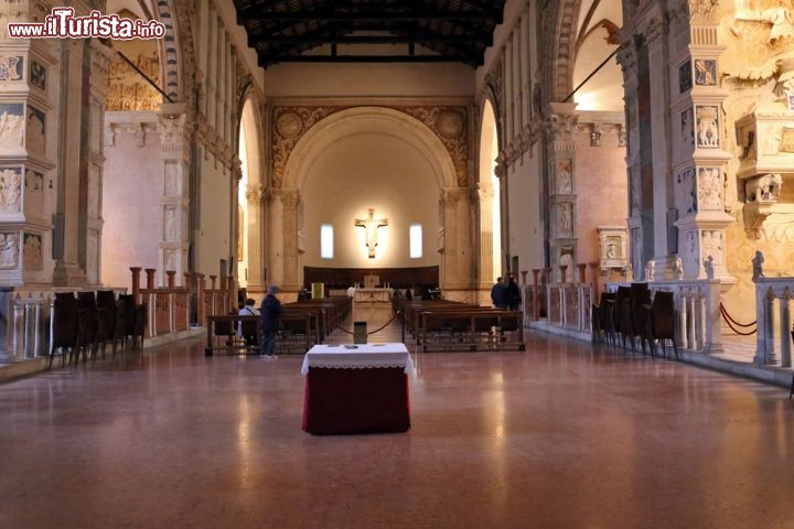 Immagine Interno del Duomo di Rimini, il Tempio Malatestiano - © ET1972 / Shutterstock.com