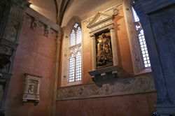 Cappella laterale all'interno del Tempio Malatestiano di Rimini  - © ET1972 / Shutterstock.com 