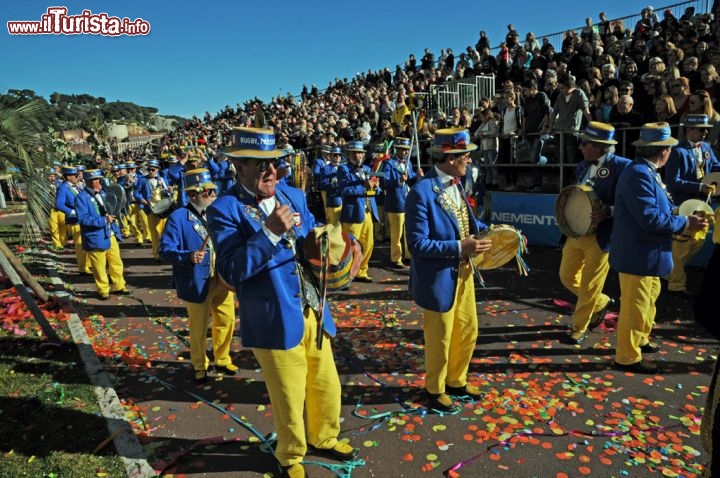 Una banda musicale italiana sfila davanti alle tribune del lungomare di Nizza