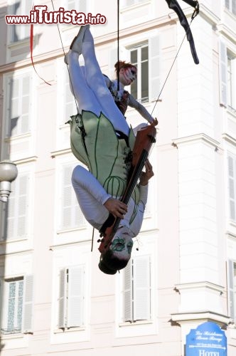 Esibizione acrobatica durante una delle battaglie dei fiori del Carnevale di Nizza