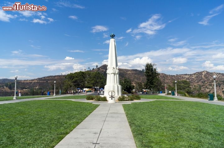 Immagine Monumento agli astronomi, si trova al centro del piazzale del Griffith Observatory a Los Angeles - © Giuseppe Torre / Shutterstock.com