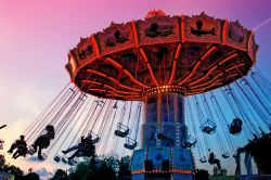 Giostra al parco del Prater, nel grande parco Pubblico di Vienna. E' un semplice calcinculo, vecchio tipo, nulla a che vedere con la colossale Praterturm, alta 120 metri - © pryzmat ...