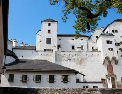 Il complesso rinascimentale della bianca fortezza di Salisburgo (Hoensalzburg) in Austria - © slavapolo / Shutterstock.com