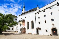 Dentro al Castello di Salisburgo . Siamo nel cortile della Festung Hoensalzburg, una delle fortezze più vaste d'Europa. In questa stessa coorte, durante il periodo dell'Avvento, ...