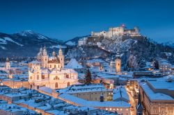Festung Hohensalzburg, la magica Fortezza di Salisburgo fotografata in una serata limpida in Inverno, dopo una copiosa nevicata - © canadastock / Shutterstock.com