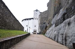 Ingresso alla fortezza di Salisburgo, che si raggiunge con il percorso in salita a piedi lungo una ripida strada