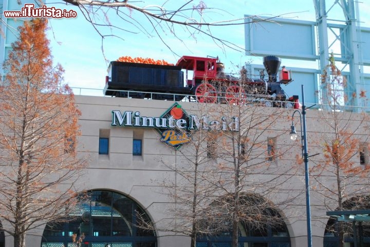 Immagine La particolare locomotiva del Minute Maid Park, che festeggia i fuori campo degli Houston Astros Stadio. Siamo nel famoso stadio del Baseball a Houston - © Brian Reading - CC BY-SA 3.0 - Wikimedia Commons.