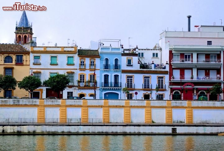 Immagine Canale Alfonso XIII, una derivazione dal Rio Guadalquivir a Siviglia, e le colorate case del quartiere di Triana - © A.S.Floro / Shutterstock.com
