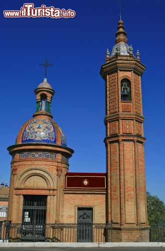 Immagine Capilla del Carmen nel Barrio de Triana a Siviglia. E' anche chiamata in modo popolare come, "l'accendino" - © Juan G. Aunion / Shutterstock.com