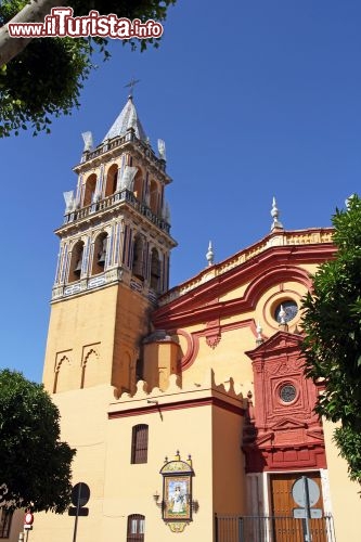 Immagine Iglesia de Santa Ana, si trova nel quartiere ovest della città di Siviglia, il Barrio de Triana - © chrupka / Shutterstock.com