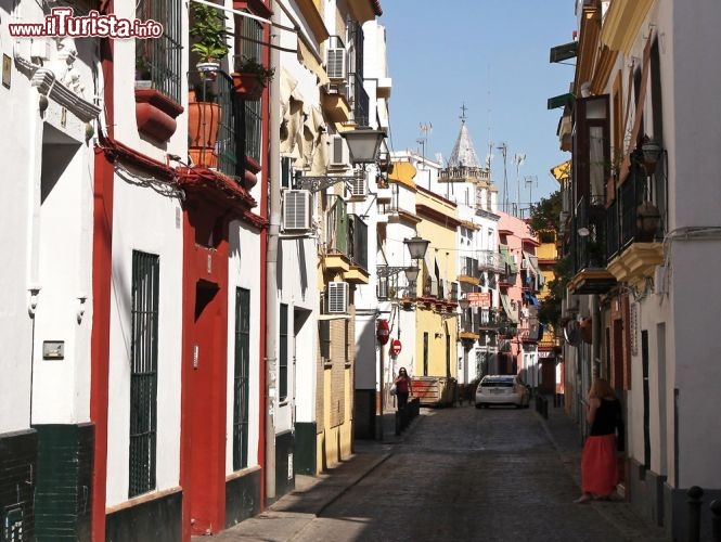 Immagine Il quartiere del flamenco di Siviglia: una stradina tipica del Barrio de Triana, nella parte occidentale del centro del capoluogo dell'Andalusia in Spagna - © chrupka / Shutterstock.com