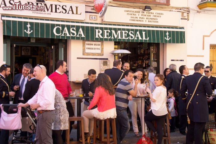 Immagine Bar ristorante tipico nel barrio de Triana, il quartiere di Siviglia - © Mayabuns / Shutterstock.com