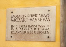 Targa commemorativa posta all'ingresso di casa Mozart a Salisburgo - © Alex Timaios Photography / Shutterstock.com