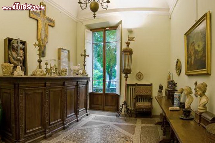 Immagine La visita della casa museo: dentro la Casa Museo Rodolfo Siviero di Firenze. Fotografia panoramica della stanza Johnson, con varie opere d'arte raccolte dall'agente segreto dell'Esercito Italiano