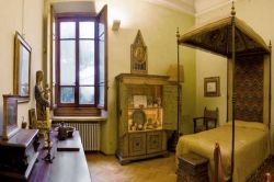 Camera con letto a baldacchino. Ci troviamo all'interno della Casa Museo Rodolfo Siviero a Firenze