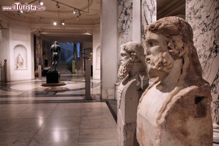 Immagine Dettaglio delle statue antiche esposte al Kunsthistorisches Museum di Vienna - © Tupungato / Shutterstock.com