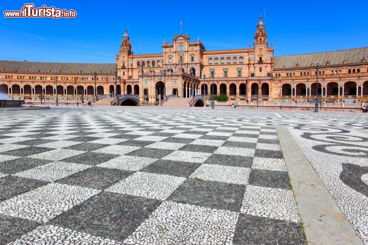 Immagine Il pavimento geometrico e bicromatico caratterizza la grande piazza di Plaza de Espana a Siviglia. ci troviamo all'interno del Parque de María Luisa  - © Roman Sigaev / Shutterstock.com