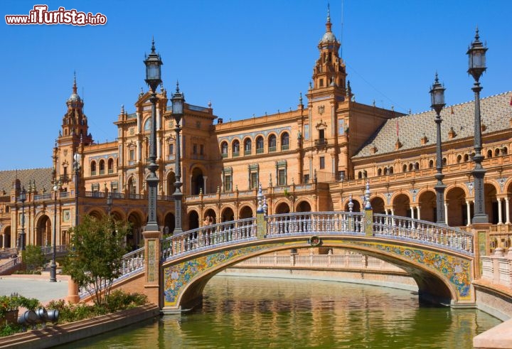 Immagine Ponte e grande corpo di fabbrica centrale: ci troviamo nella Plaza de Espana a Siviglia, in Andalusia - © Neirfy / Shutterstock.com