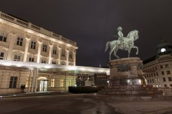 Il fascino notturno dell'Albertina, il museo di Vienna fotografato ,mentre la capitale dell'Austria dorme placidamente - © Goran Bogicevic / Shutterstock.com 