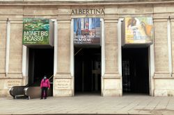 Ingresso del museo Albertina a Vienna. Qui si temgono anche esposizioni temporanee con grandi artisti periodicamente esposti nelle sale del palazzo - © InnaFelker / Shutterstock.com 
