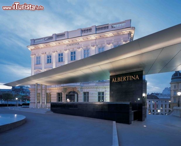 Immagine Vista serale dell'ingresso del Museo Albertina a Vienna  - © www.albertina.at