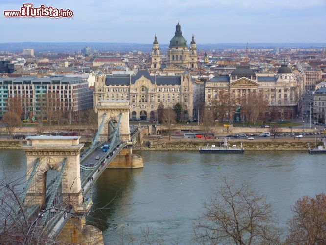 Immagine Vista del fiume Danubio a Budapest, la fotografia è stata scattata dalla collina che sovrasta il Ponte delle Catene - © Monica Mereu