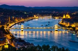 Il Fiume Danubio a Budapest: i due quartieri storici della città, Pest e Buda, sono uniti dal "Szechenyi lanchid", il Ponte delle Catene - © Emi Cristea / Shutterstock.com ...