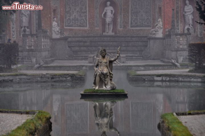 Immagine Anche con il clima grigio e freddo autunnale Hellbrunn è un luogo di grande fascino, anche se le fontane ed i giochi d'acqua non sono attivi da novembre ad aprile