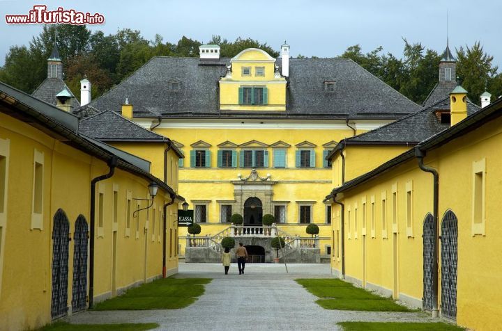 Immagine Schloss Hellbrun è famoso per i suoi giochi d'acqua, che richiamano molti turisti nella stagione estiva. - © Nikita Rogul / Shutterstock.com