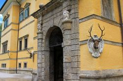 Palazzo-Castello di Hellbrunn, Austria: ingresso della fortezza alla periferia di Salisburgo, maniero di caccia dell'Arcivescovo della città dell'Austria centro occidentale  - ...