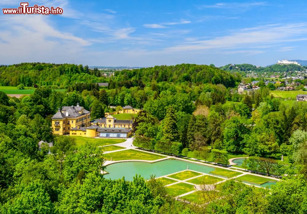 Immagine Vista aerea del Castello di Hellbrunn e del parco a Salisburgo