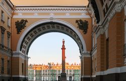 Arco del Senato e Palzzo d'Inverno, la sede principale del museo Ermitage, che rimane sullo sfondo - © OlegDoroshin / Shutterstock.com