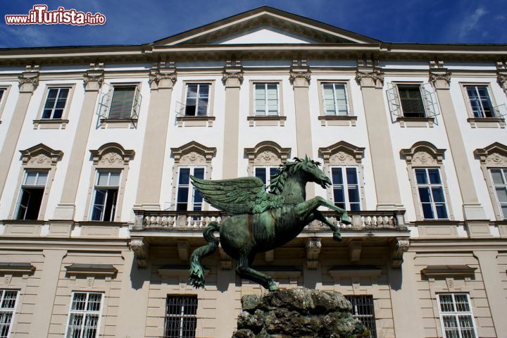 Immagine La grande scultura di Pegaso davanti al castello Schloss Mirabell a Salisburgo - © ELEPHOTOS / Shutterstock.com