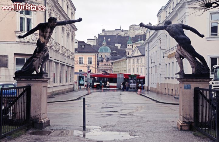 Immagine Statue all'entrata nord del Castello Mirabell a Salisburgo - © InnaFelker / Shutterstock.com